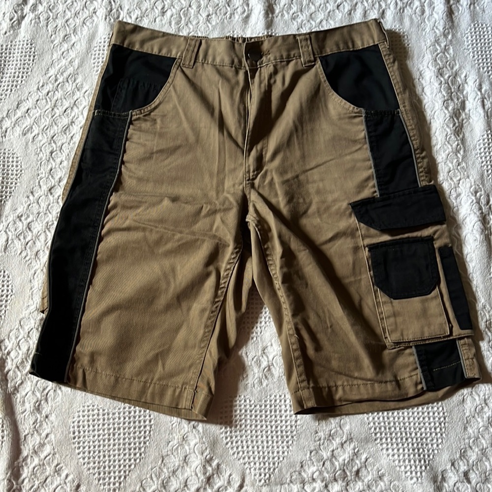 Tan Cargo Shorts with multiple pockets! With reflective and black linings!!